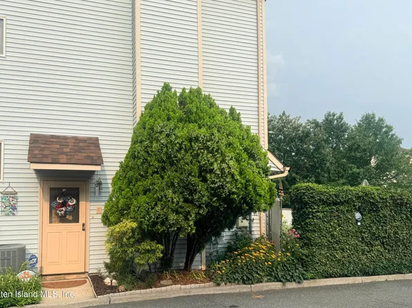 15 Phyllis Ct, Staten Island, NY 10309