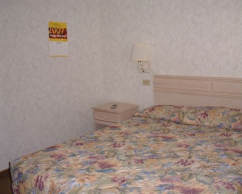 Bedroom has queen bed