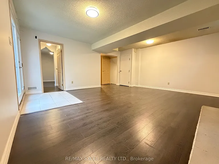 240 Yorkshire Dr #LOWER — Photo 3