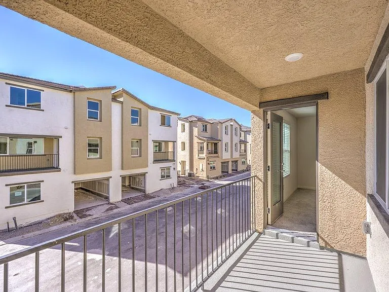 2666 Champagne Gold Ave — Photo 35