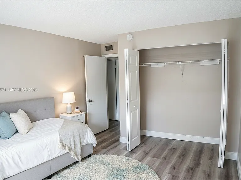 4240 Woodside Dr — Photo 4