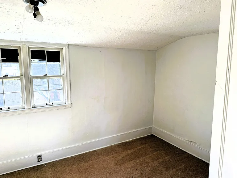 915 Perry Hwy — Photo 14