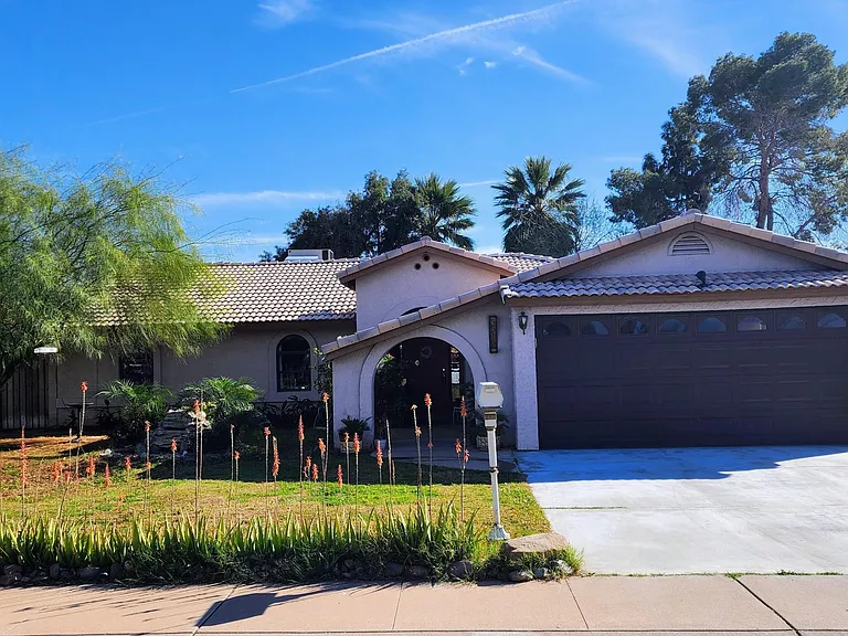 5515 W Hatcher Rd — Photo 2