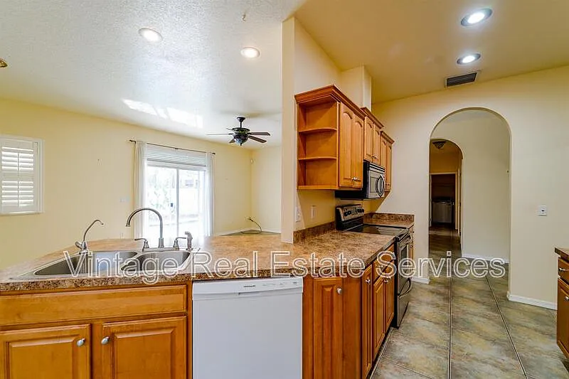 3 bed, 2.5 bath, 2011 sqft, $2,400 — Photo 3