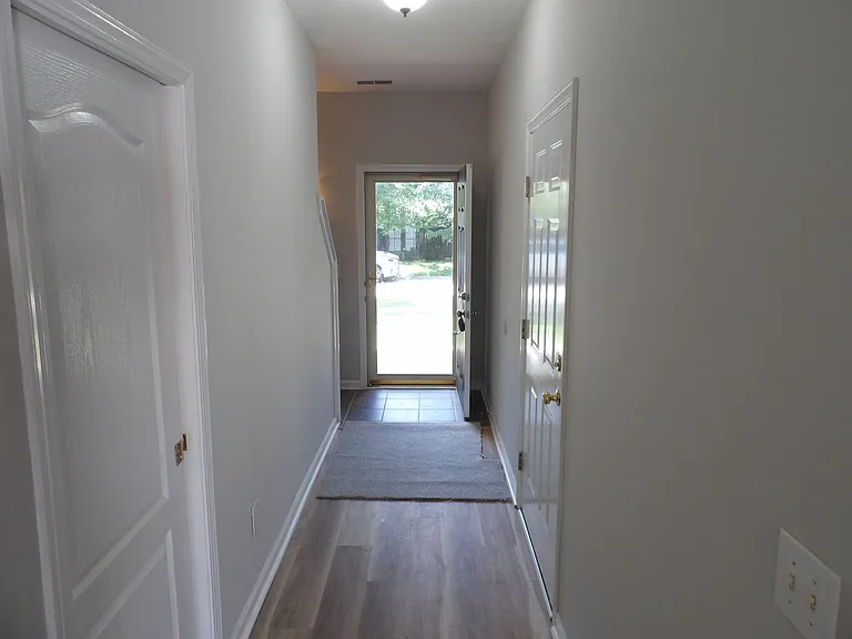 108 Charleston Ct — Photo 37