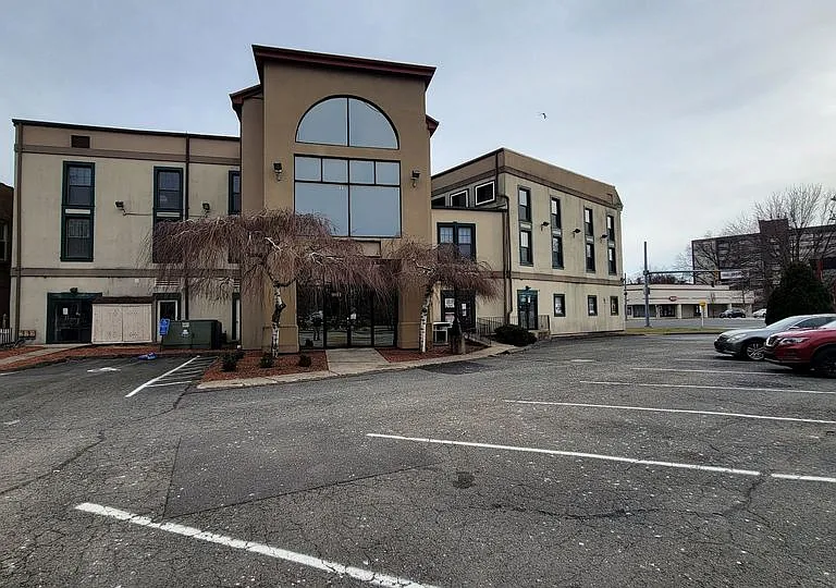 987 Main St — Photo 3