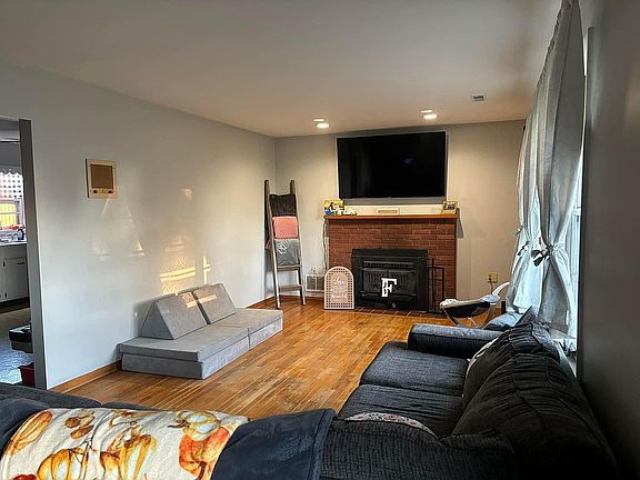 3rd image of 10738 Sharon Dr