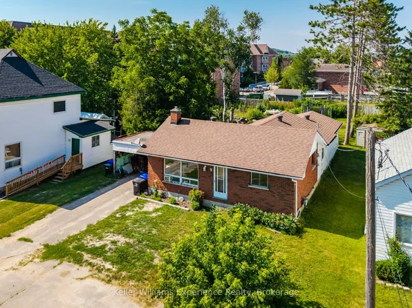 9 Wolfe St, Penetanguishene, ON L9M 1B9