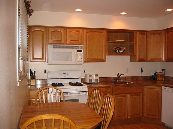 Beautiful kitchen/pergo flooring