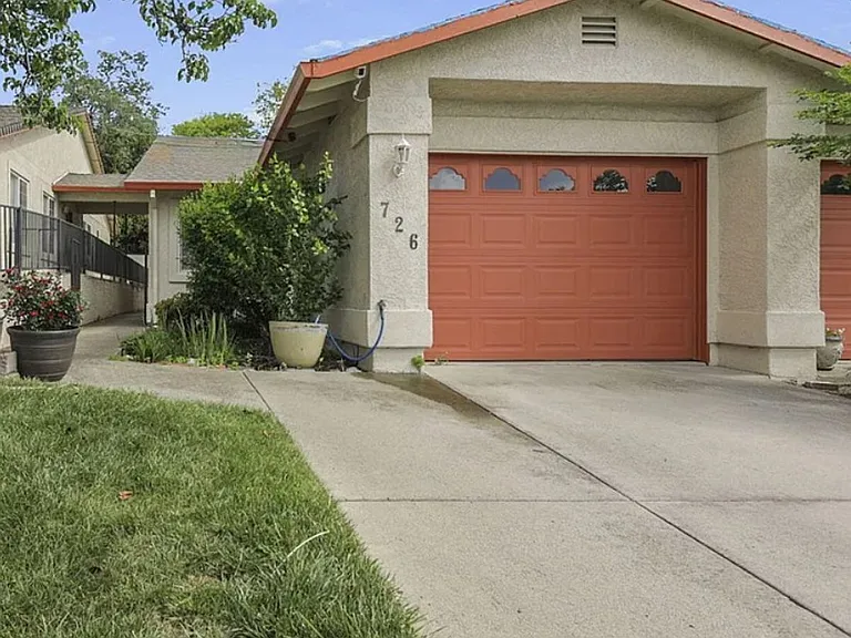 726 Stonebriar Trl — Photo 1