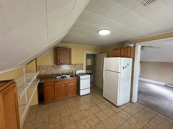 4th image of 221 E Beecher St #2