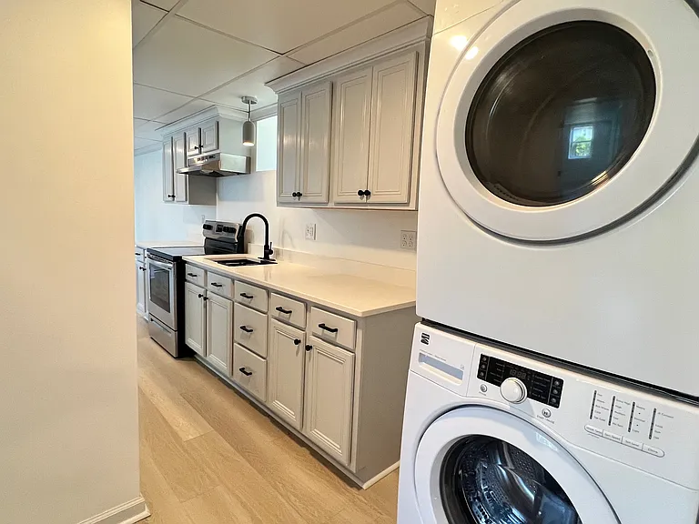 Kitchen with Washer/Dryer