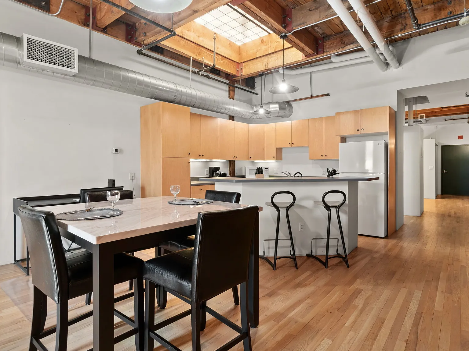 1 bed, 961 sqft, $2,750 — Photo 4