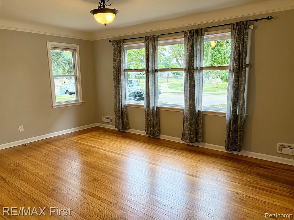 3 bed, 2.0 bath, 1834 sqft, $2,275 — Photo 2