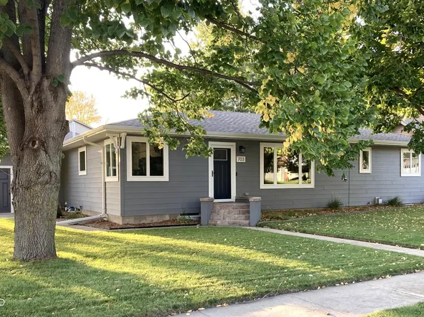 703 Jonathon Dr, Watertown, SD 57201