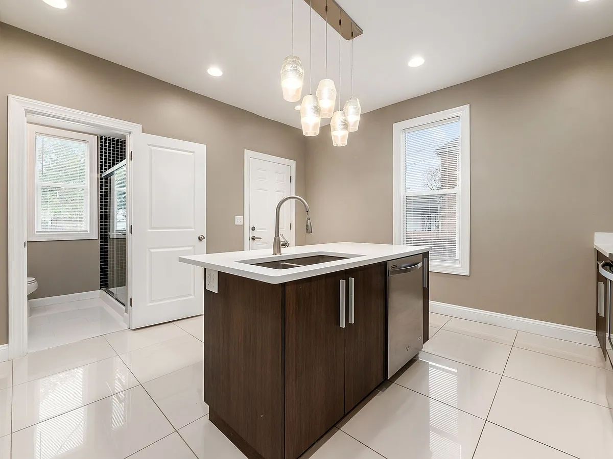 Kitchen and Breakfast Bar - 1386 Summit St