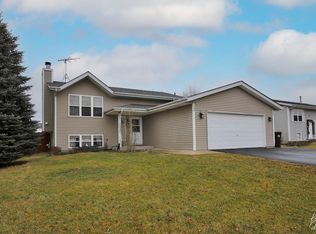 135 Shadowbrook Dr, Capron, IL 61012