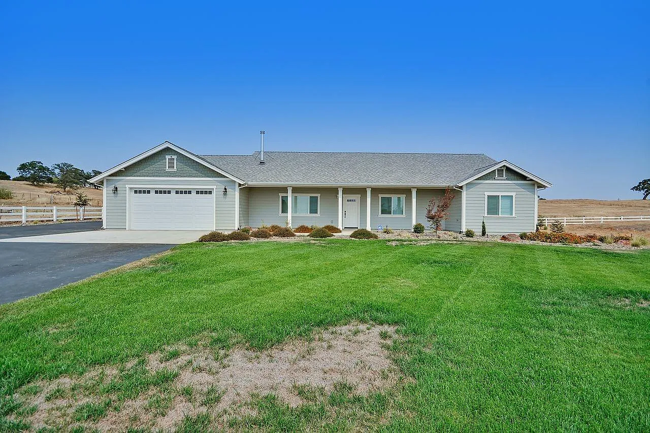 3145 Village Dr photo 1