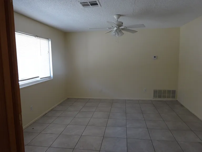 2825 Huntington Dr — Photo 3