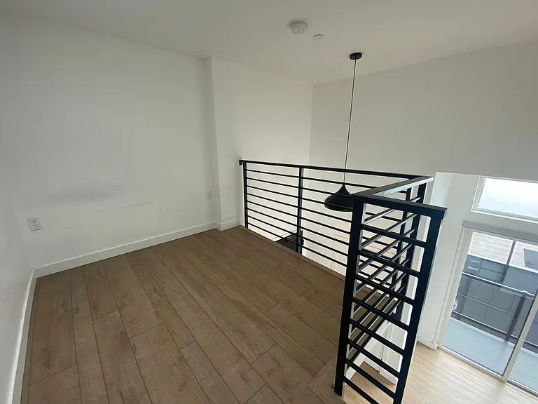 Welcome to Lakeview! - Live in Luxury & Style in the heart of Eastlake — Photo 45