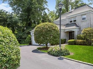 34 Fairway Dr, Manhasset, NY 11030