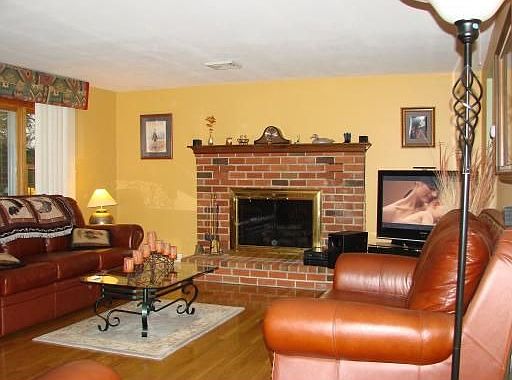 LR has fpl & hardwood floors