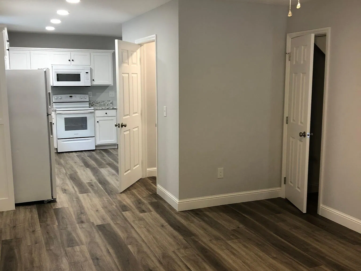 2 bed, 1.5 bath, 1098 sqft, $1,300 — Photo 4