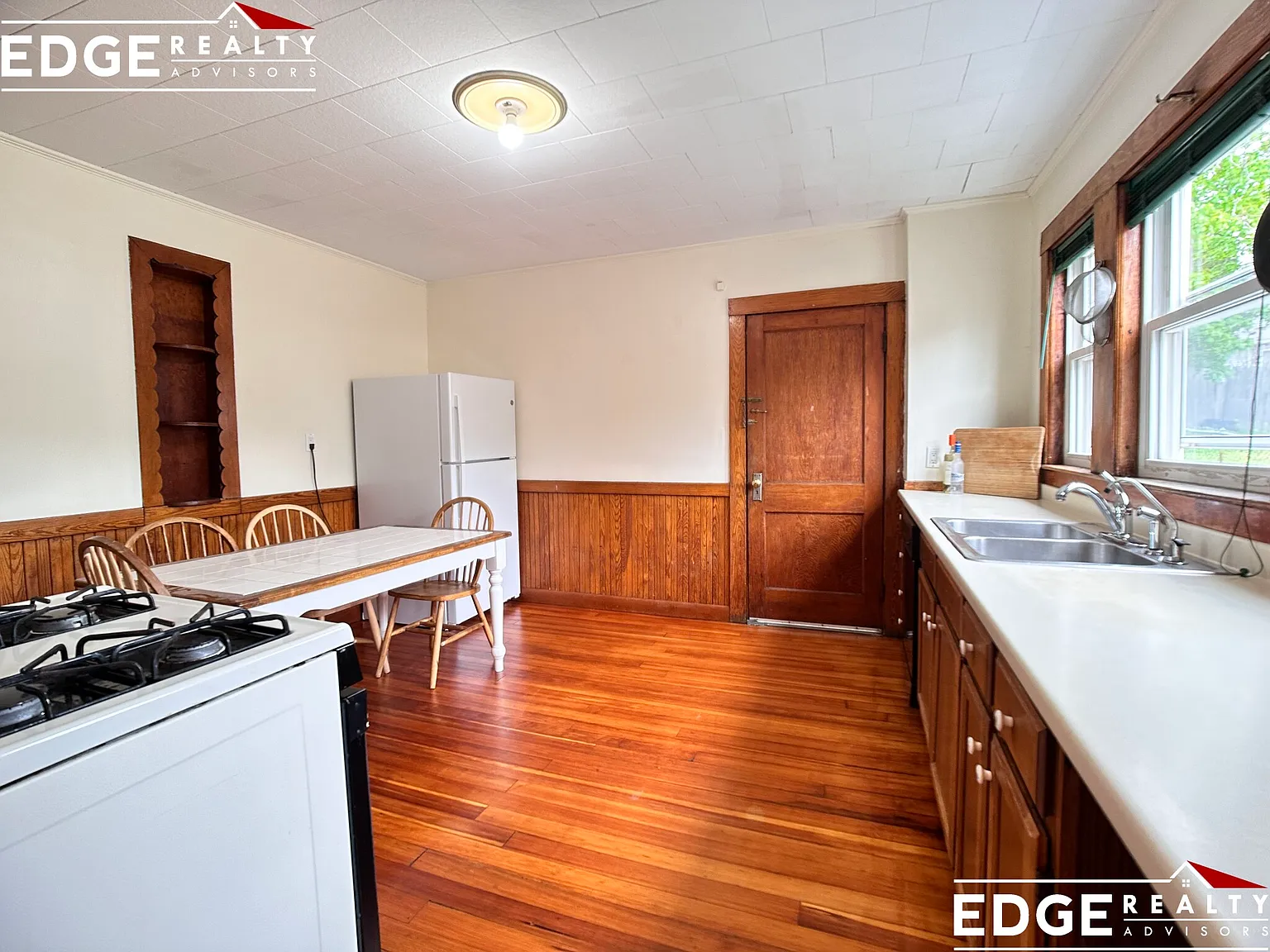 3 bed, 1.0 bath, $2,500 — Photo 2