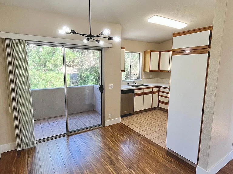 7130 Woodlake Ave #G — Photo 8