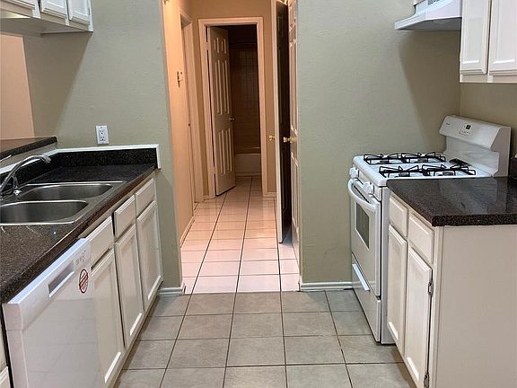 5th image of 6147 Chatham Woods Dr