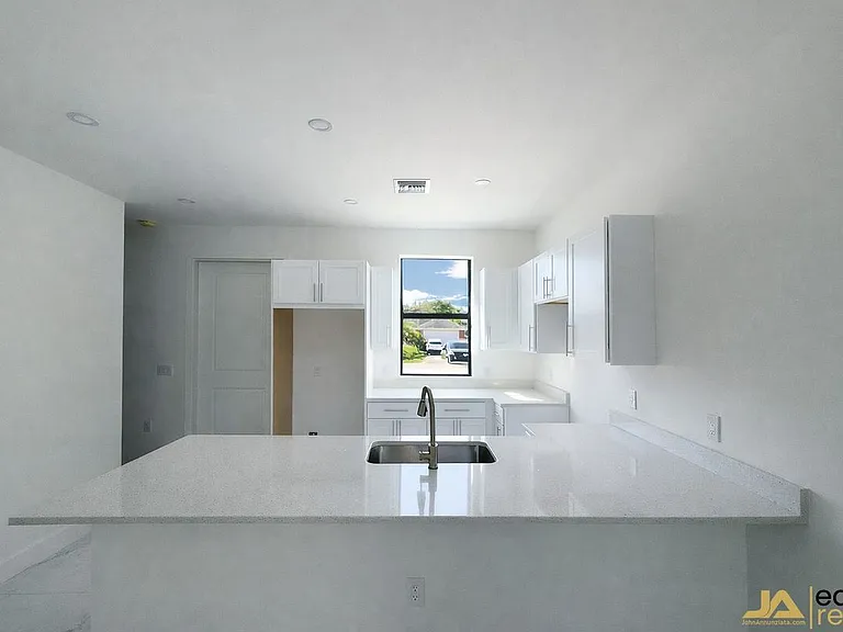 1047 Jaguar Blvd — Photo 2