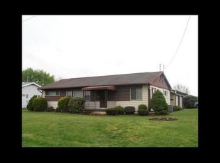 1429 Hocking Rd, Belpre, OH 45714