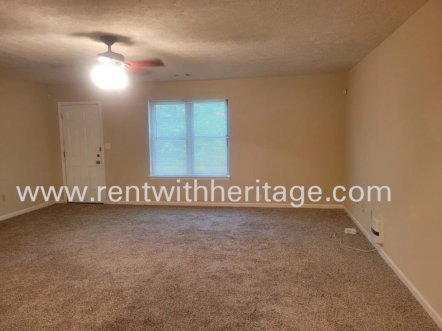Wow .....Awesome Brick Townhome ( Corner Unit ) Great Home In Great Location — Photo 3