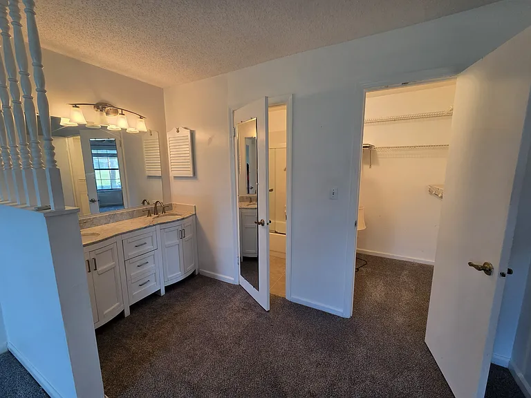 Double vanity sink