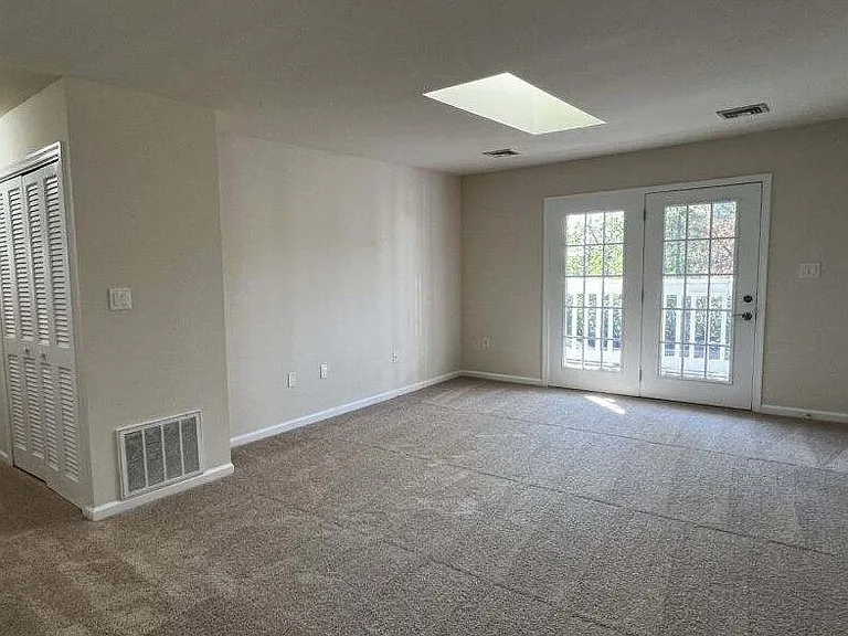 3 Bed, 1.5 Bath, 1000 sqft