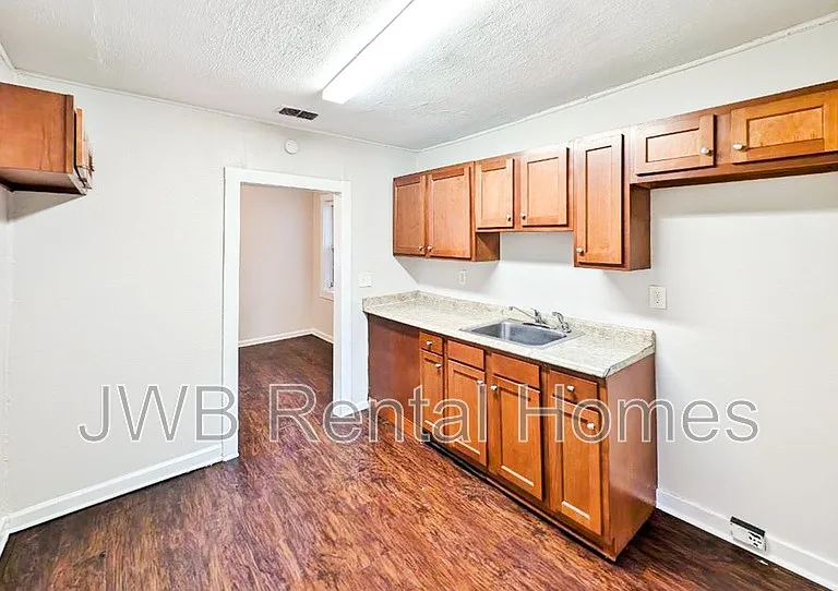 2053 Baldwin St — Photo 2