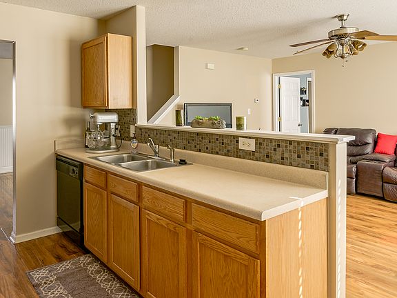 4th image of 460 Bedford Park Dr