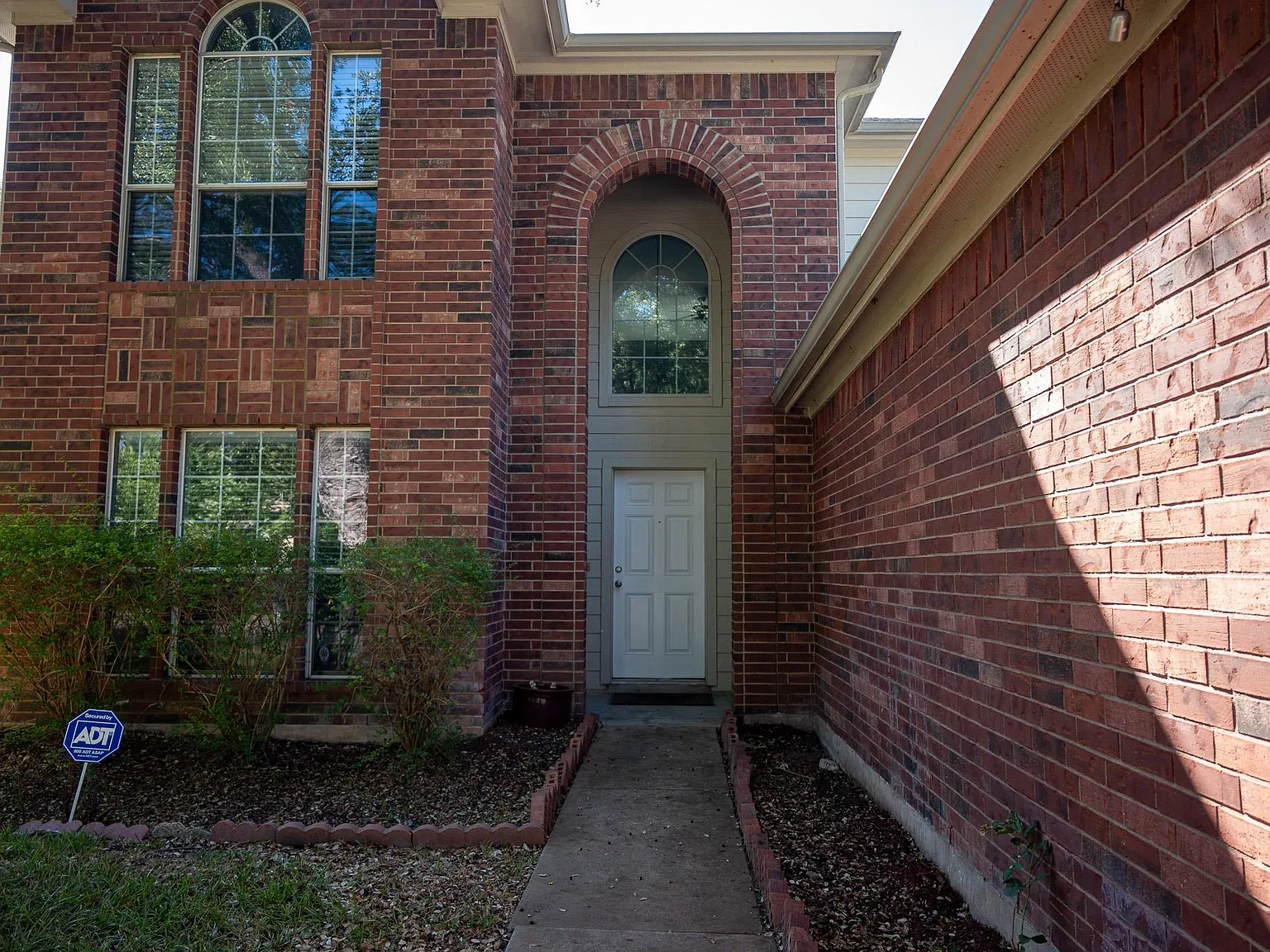 5 bed, 3.5 bath, 2540 sqft, $2,650 — Photo 3