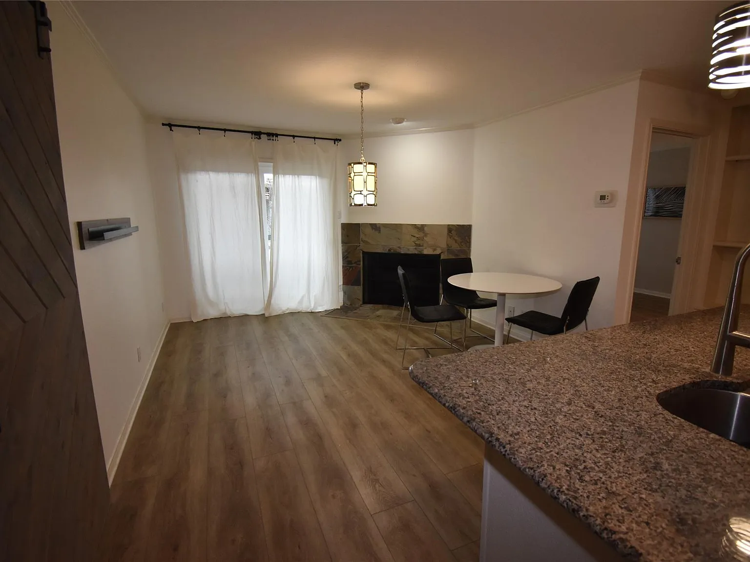 2 bed, 2.0 bath, 916 sqft, $1,195 — Photo 4