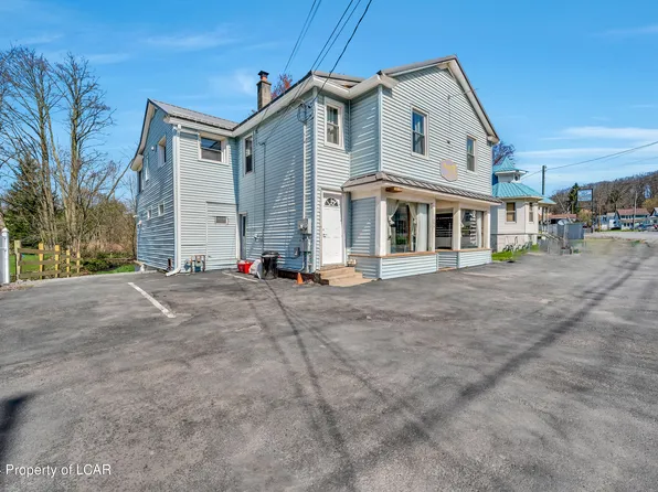 1004 Demunds Rd, Dallas, PA 18612