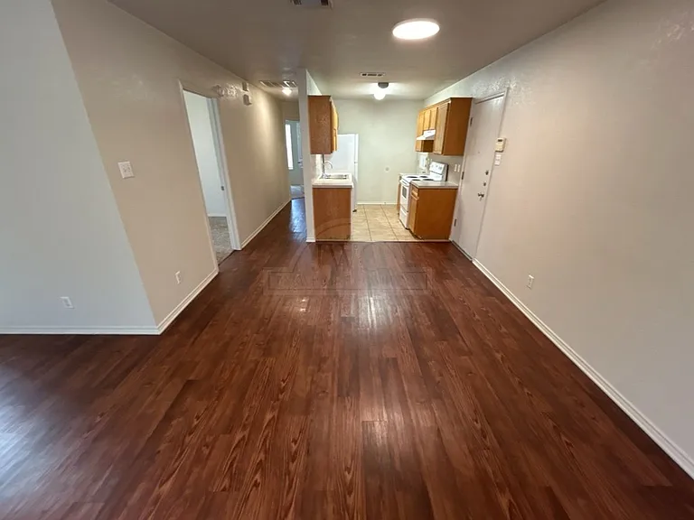 912 McDaniel Cir — Photo 7