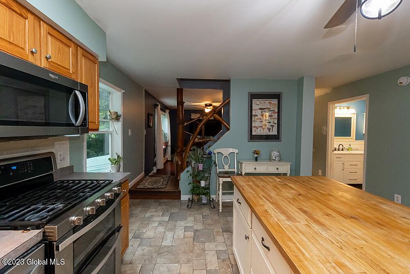 5th image of 373 Moore Hill Road