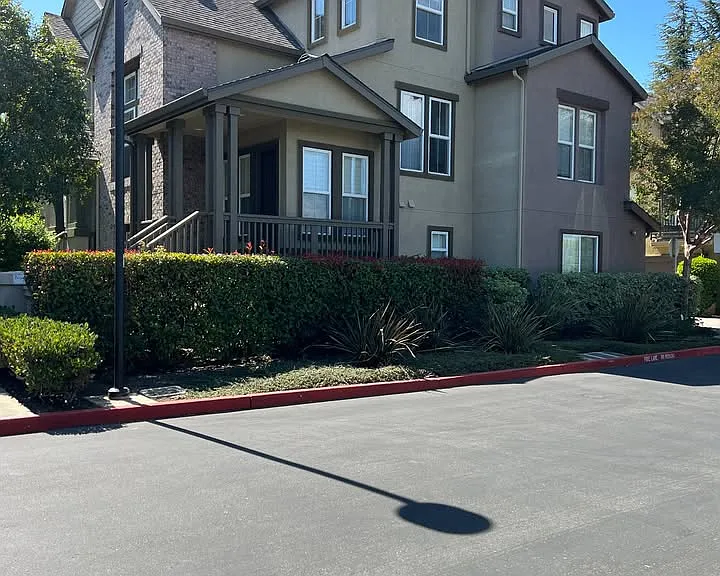 11 Royal Oak Ct — Photo 1