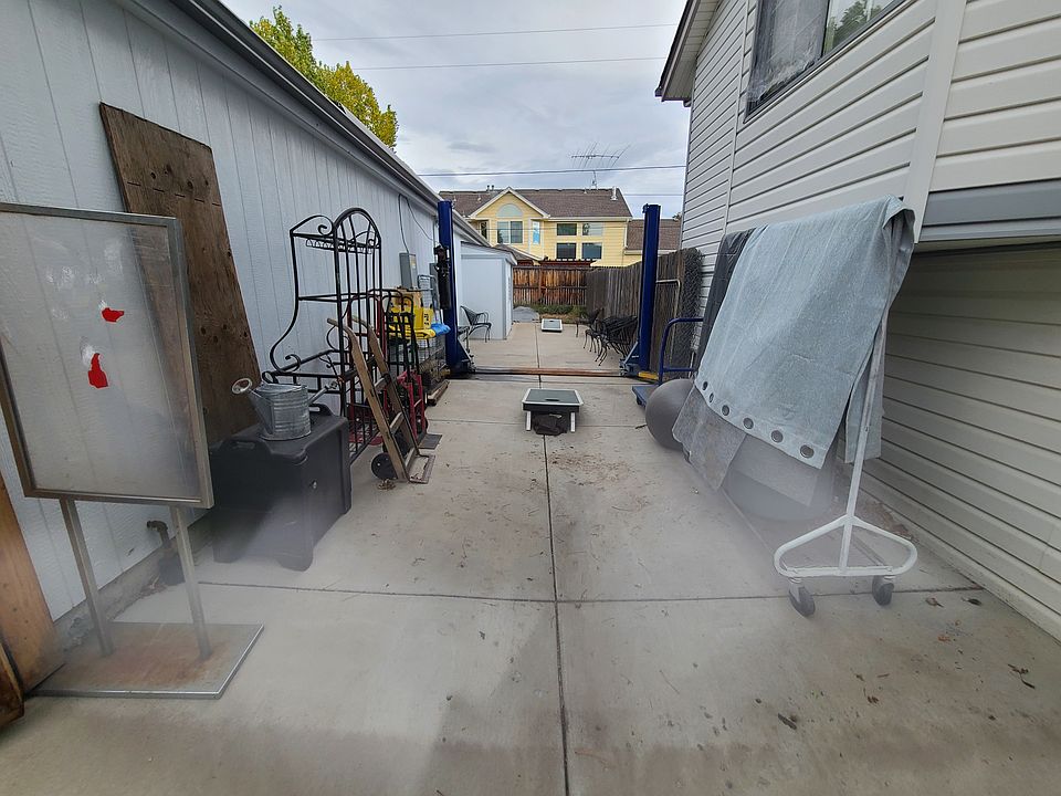 Outdoor 8K lift with 3 outdoor parking spaces.