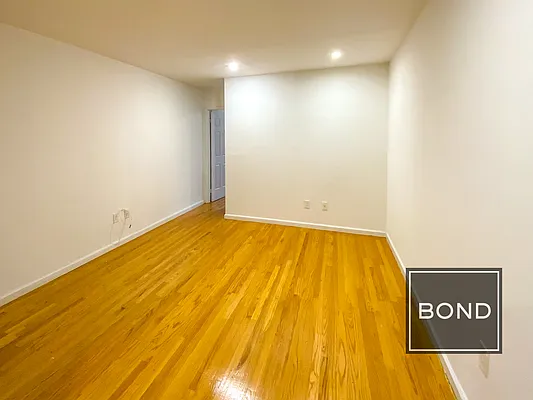 Rented by Bond New York | media 19