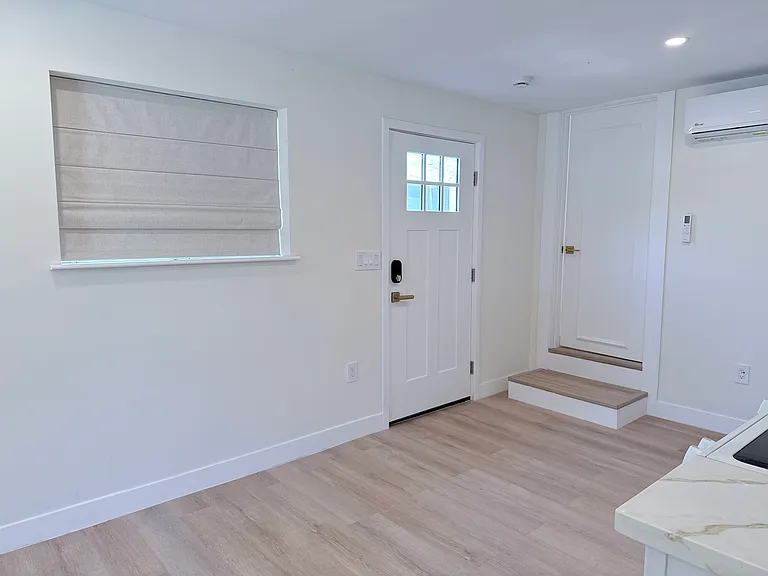 726 W 9th St — Photo 23