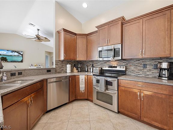 4th image of 2539 SW 28th Pl
