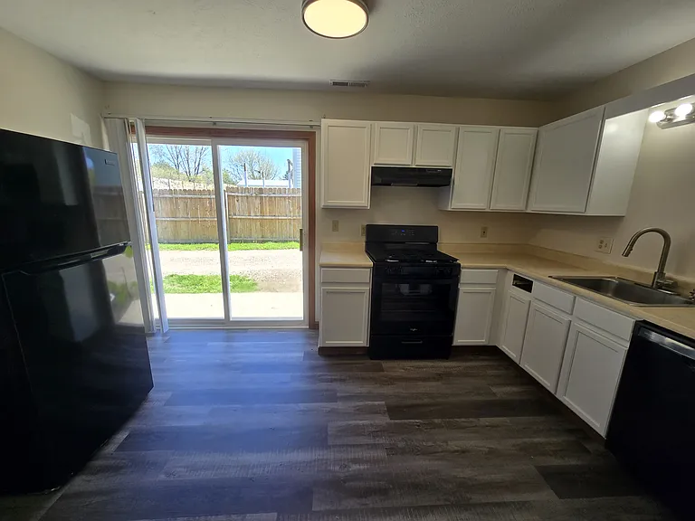 Roxanna Dr — Photo 4