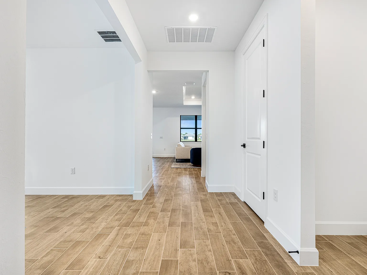 2 bed, 1670 sqft, $5,700 — Photo 3