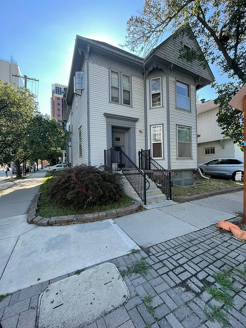 Building Photo - 401 S Division St